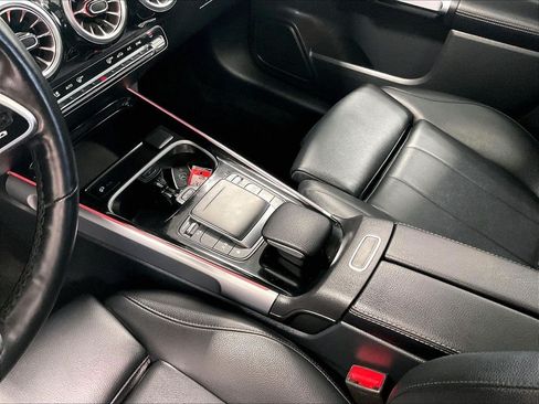 Used 2023 Mercedes-Benz GLB 250 4MATIC w/ Premium Package image 20