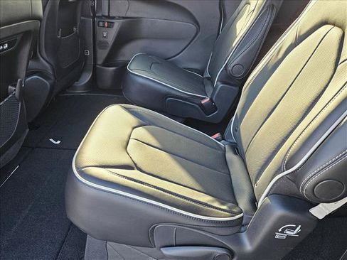 New 2027 Chrysler Pacifica Limited FWD image 16