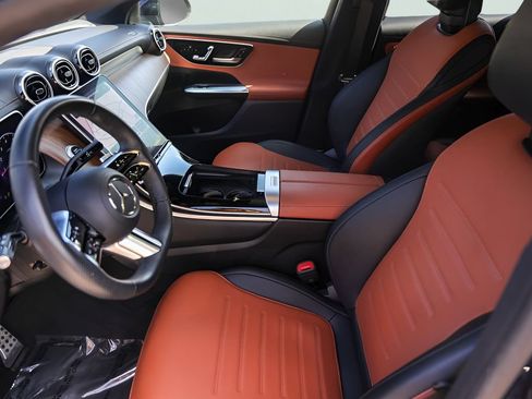 Used 2024 Mercedes-Benz GLC 300 4MATIC image 12