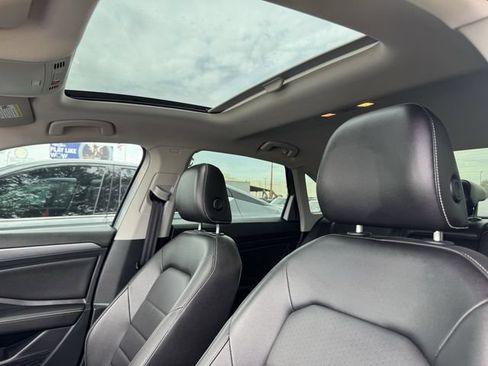 Used 2022 Volkswagen Jetta SE w/ Panoramic Sunroof Package FWD image 29