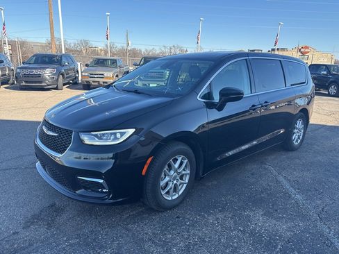 Used 2024 Chrysler Pacifica Touring-L image 3