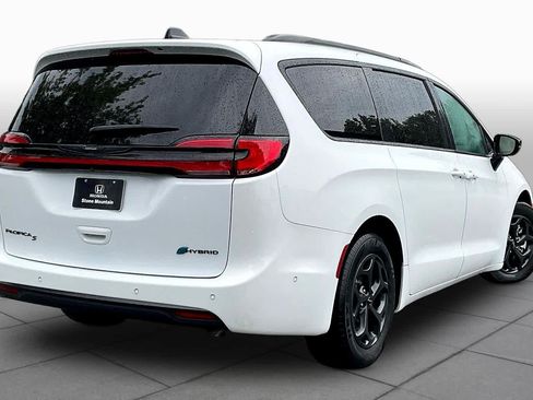 Used 2024 Chrysler Pacifica Premium FWD image 13