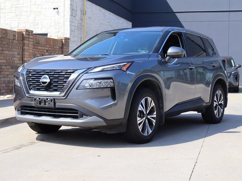 Used 2023 Nissan Rogue SV FWD image 2
