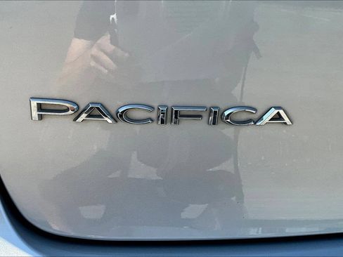 Used 2023 Chrysler Pacifica Touring-L FWD image 23