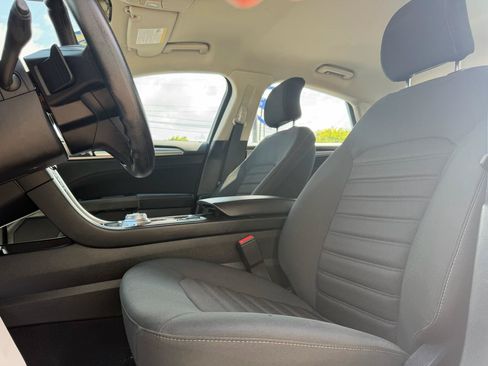 Used 2019 Ford Fusion SE FWD image 9