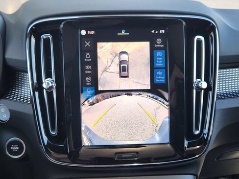 Used 2025 Volvo XC40 B5 Plus AWD/4WD image 9