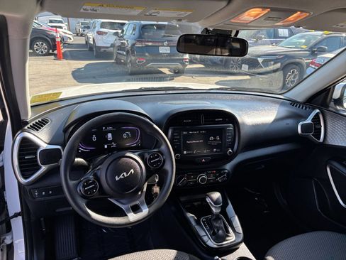 Used 2025 Kia Soul LX w/ LX Technology Package FWD image 28