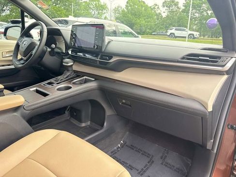 Used 2024 Toyota Sienna XLE image 17