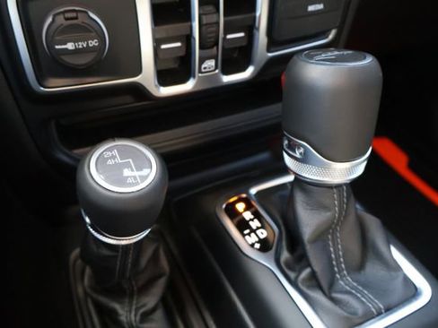 Used 2025 Jeep Gladiator Sport image 17