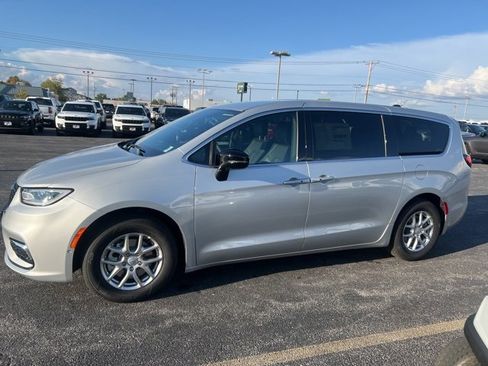 New 2026 Chrysler Pacifica Select image 3