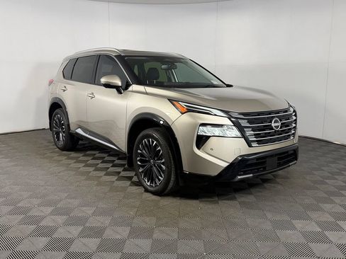 Used 2025 Nissan Rogue Platinum w/ Tech Package FWD image 4