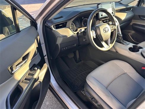 Certified 2022 Toyota Venza LE image 8
