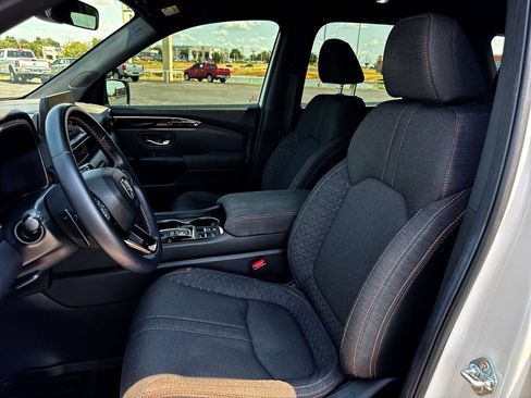 Used 2025 Honda Pilot Sport image 11