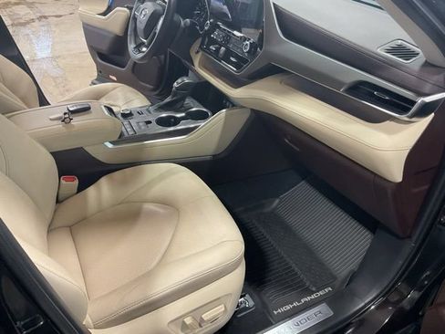 Used 2020 Toyota Highlander Limited image 21