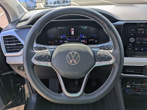 Used 2025 Volkswagen Taos SE AWD/4WD image 19