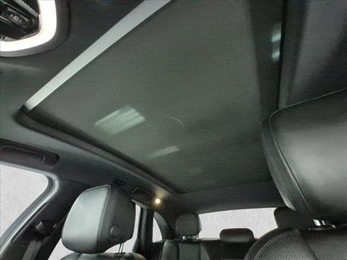 Certified 2022 Porsche Macan AWD/4WD image 17