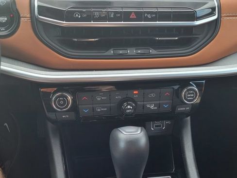 Used 2025 Jeep Compass Limited w/ Elite Group AWD/4WD image 15