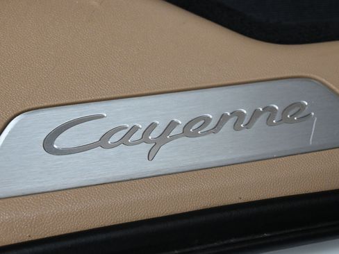 Used 2022 Porsche Cayenne image 13