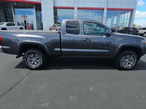 Used 2019 Toyota Tacoma SR5 AWD/4WD image 2