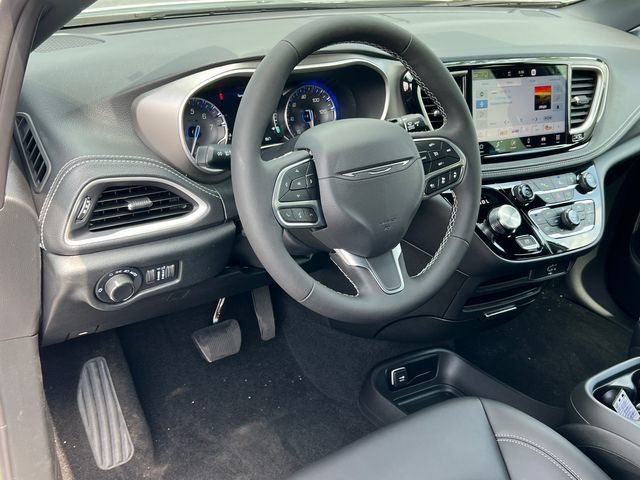 New 2027 Chrysler Pacifica Select FWD image 16