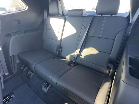 Used 2025 GMC Acadia Elevation w/ Elevation Premium Package image 7