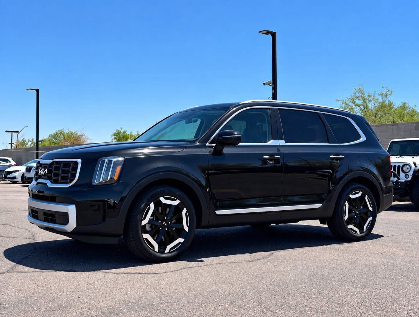 Used 2023 Kia Telluride S FWD image 2