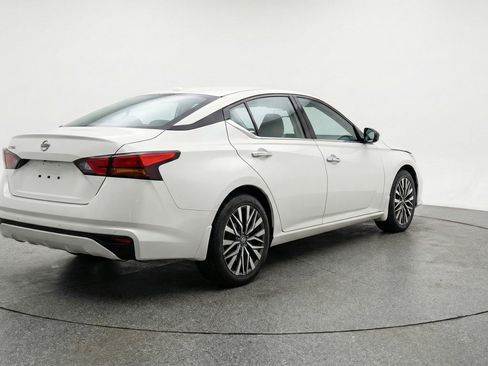 Used 2025 Nissan Altima 2.5 SV FWD image 9