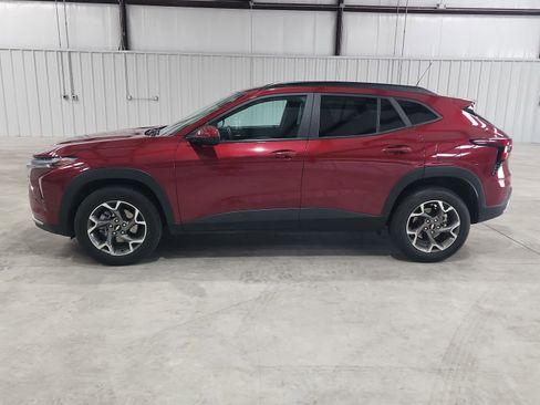 Used 2025 Chevrolet Trax LT image 2