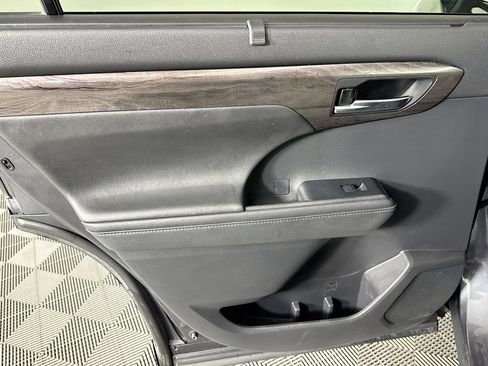 Used 2020 Toyota Highlander Platinum image 25