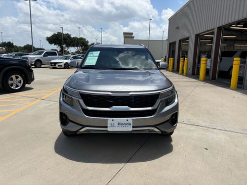 Used 2022 Kia Seltos EX AWD/4WD image 3