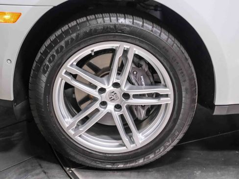 Used 2023 Porsche Macan AWD/4WD image 10