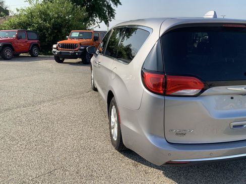 Used 2018 Chrysler Pacifica Touring Plus FWD image 19