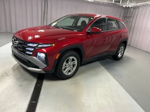 Used 2025 Hyundai Tucson SE AWD/4WD image 3