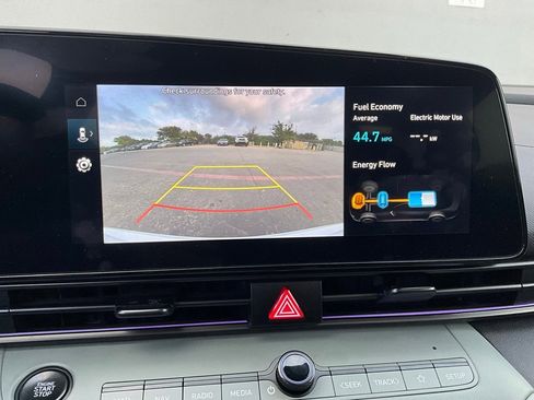 Used 2025 Hyundai Elantra Limited image 29