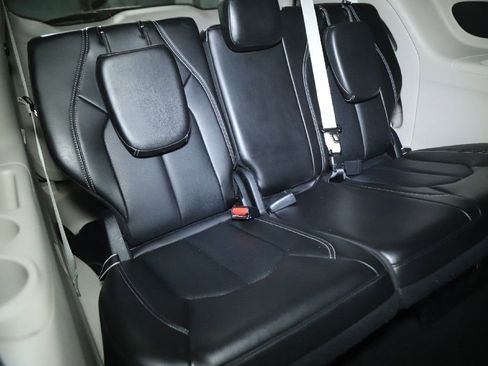 Used 2024 Chrysler Pacifica Touring-L FWD image 30