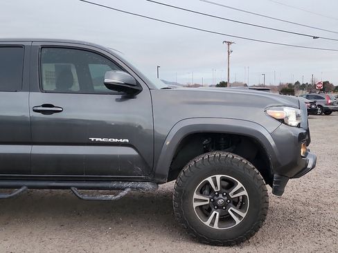 Used 2018 Toyota Tacoma TRD Sport image 5