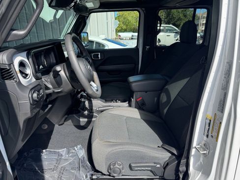 Used 2025 Jeep Wrangler Sahara image 25