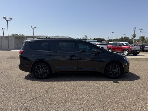 Used 2019 Chrysler Pacifica Touring-L w/ S Appearance Package FWD image 4