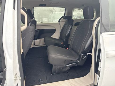Used 2022 Chrysler Voyager LX image 18