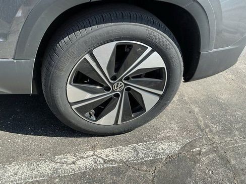 Used 2025 Volkswagen Taos SE image 21