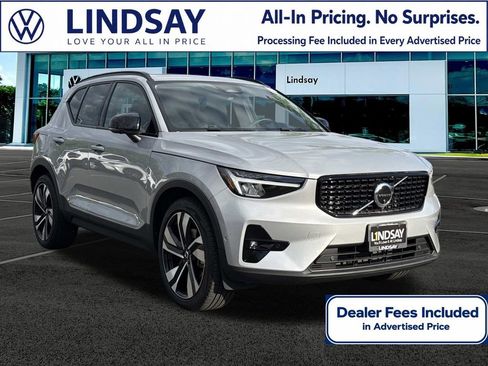 Used 2023 Volvo XC40 B5 Plus w/ Driver Assist Package AWD/4WD image 1