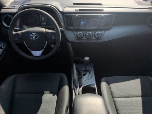 Used 2018 Toyota RAV4 LE FWD image 31