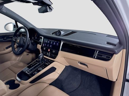 Used 2026 Porsche Macan image 32