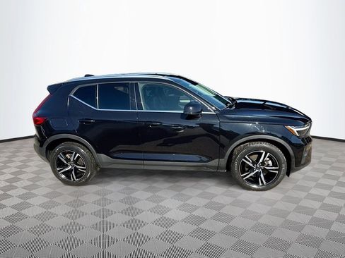 Used 2023 Volvo XC40 B5 Plus image 5