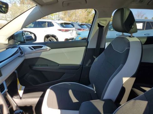 New 2026 Volkswagen Taos SE image 17