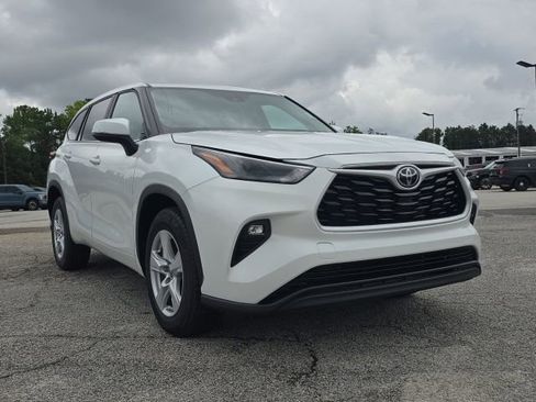 Used 2023 Toyota Highlander LE FWD image 7