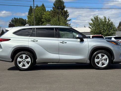 Used 2022 Toyota Highlander L FWD image 3