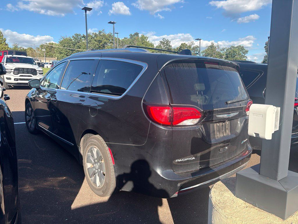 Used 2017 Chrysler Pacifica Platinum FWD image 3