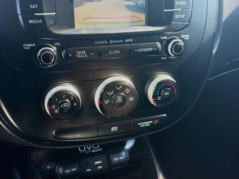 Used 2015 Kia Soul + image 14