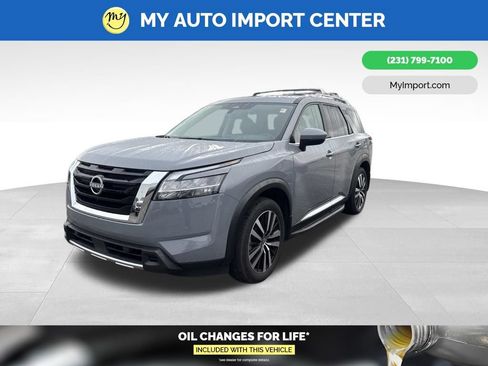 Used 2024 Nissan Pathfinder Platinum w/ Cargo Package AWD/4WD image 3